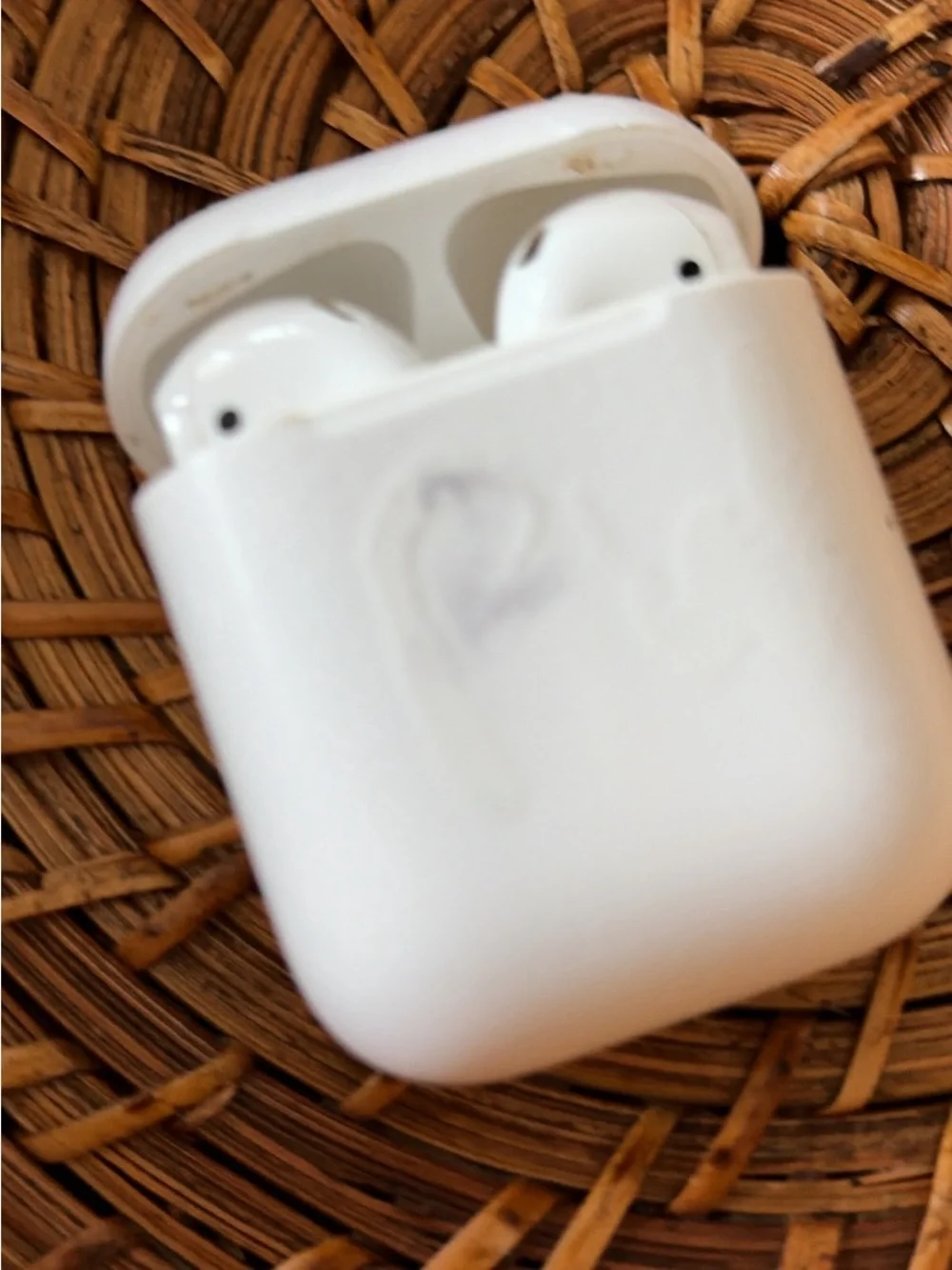 Apple Wireless Earbuds Charging Case in White airpod 1